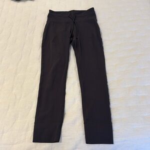 Vuori daily leggings, dark gray, size small
